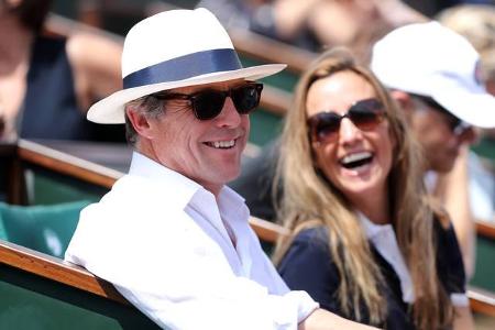 ...Hugh Grant und seine Freundin Anna Elisabet Eberstein ließen es sich nicht nehmen, die French Open zu besuchen. Die Zusch...