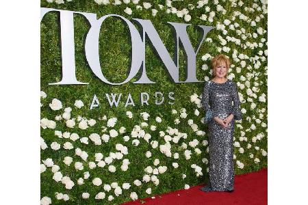 Bette Midler hat schon so einige Preise zuhause stehen, seit der Sonntagnacht noch einen mehr. Da fanden nämlich die 71. Ton... Bette Midler hat schon so einige Preise zuhause stehen, seit der Sonntagnacht noch einen mehr. Da fanden nämlich die 71. Ton...