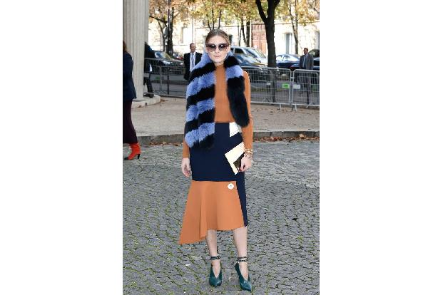...die eine Modewoche nicht komplett wäre, ist Olivia Palermo. Die Modeikone begeisterte vor der Miu Miu Show in einem orang...