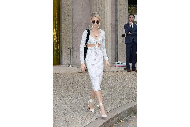 Wer zur Fashion Show des italienischen Kultlabels Miu Miu eingeladen wird, kann sich schon etwas einbilden - wie Caro Daur. ... Wer zur Fashion Show des italienischen Kultlabels Miu Miu eingeladen wird, kann sich schon etwas einbilden - wie Caro Daur. ...