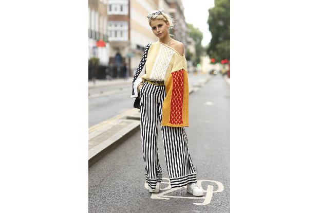 ...nicht nur in Paris ist Caro Daur ein gern gesehener Gast, auch in London trieb sie Mitte September ihr Unwesen. Modehäuse...