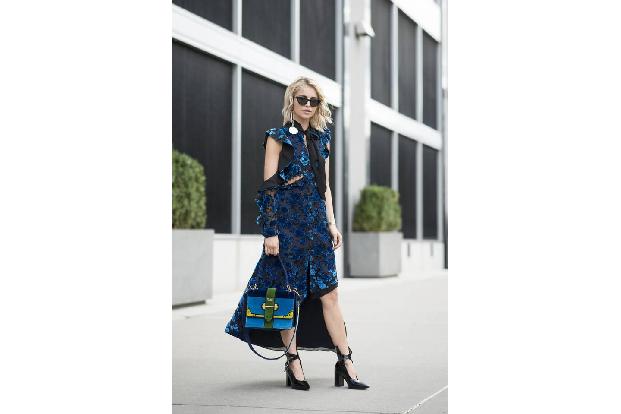 ...Modefotografen ist sie auch deshalb schon lange ein Begriff, Caro Daur in ihren stylishen Outfits ein gern geknipstes Mot...