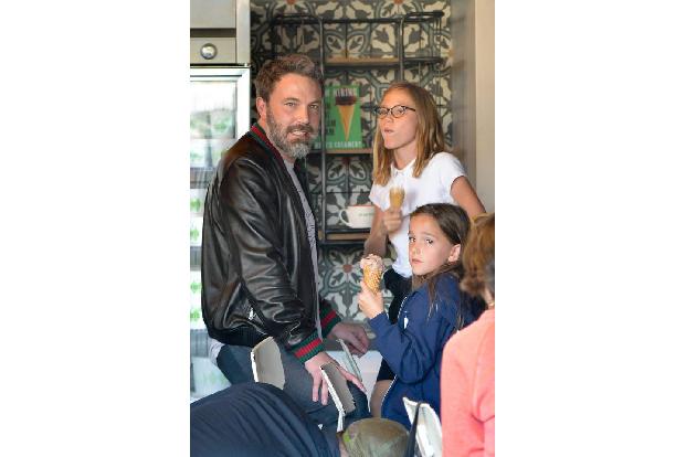 ...statt sich nun also zurückzuziehen und die Familie aus dem Fokus zu lassen, wählt Ben Affleck eine andere Methode: die Fl...