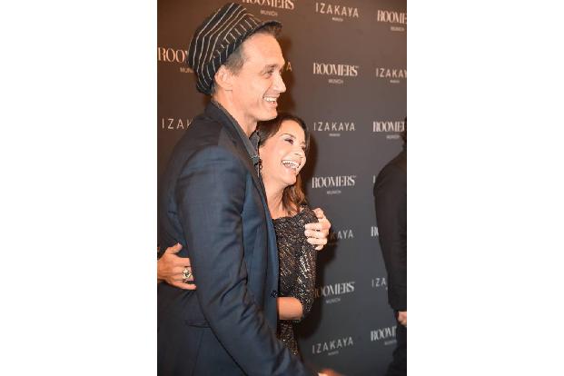 ...mehr Spaß auf dem roten Teppich hatten diese beiden hier: Schauspieler Ralf Bauer und Jahrhundert-Playmate Gitta Saxx sch...