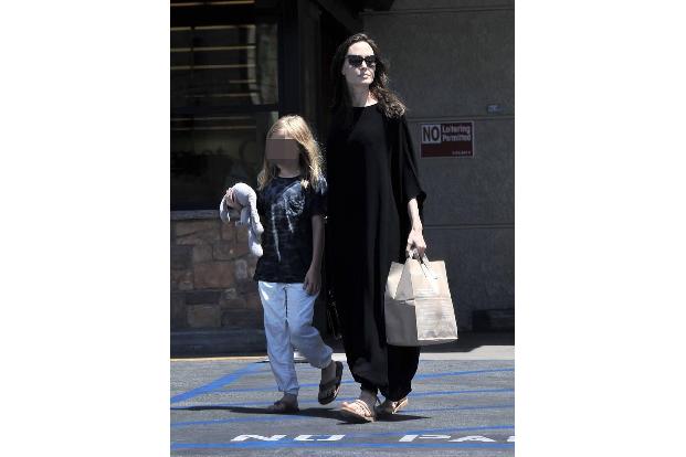 ...Hollywoodstar Angelina Jolie schleppt die Tüten alleine! Auch wenn ihr Geshopptes bei einer Großfamilie mit sechs Kindern...