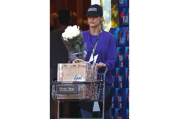 ...setzt hingegen auf frische Blumen, um ihr Zuhause schöner zu gestalten: George Clooneys Ex Elisabetta Canalis lässt sich ...