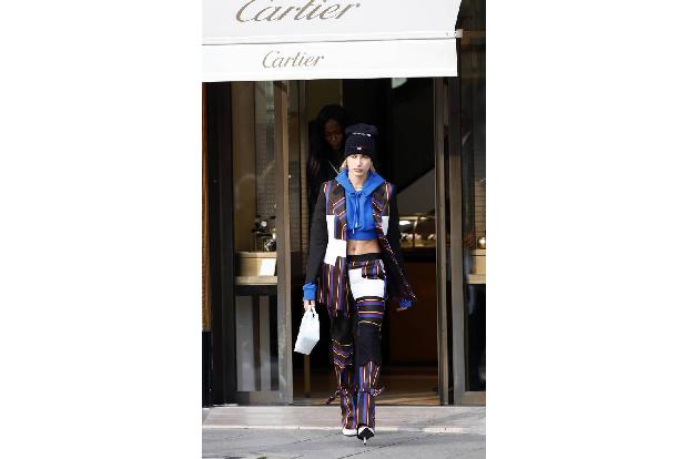 ...unsereins in so einem Outfit bei Cartier einmarschieren, würden wir wahrscheinlich freundlich, aber bestimmt vor die Tür ...