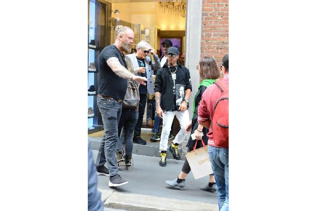 ...dann ist da ein Lewis Hamilton, der nicht ohne riesige Entourage in den Luxusschuhladen Giuseppe Zanotti eintreten kann. ...