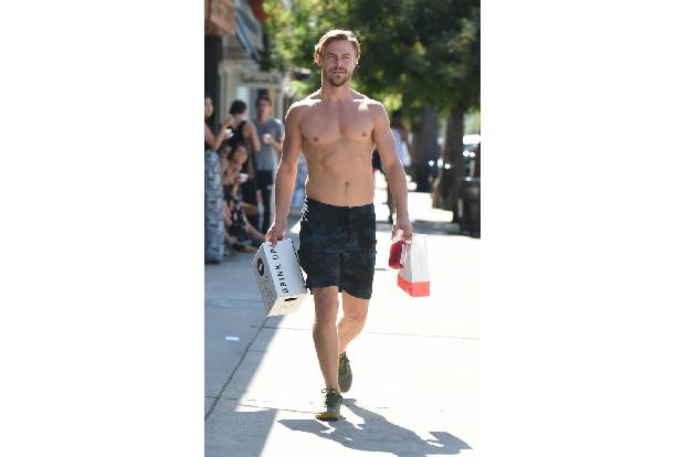 ...wie wäre es, wenn Sie einfach mal halbnackt bummeln würden? US-TV-Star Derek Hough braucht kein Shirt, um ein paar Einkäu...