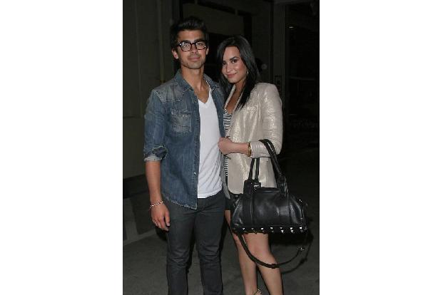 ...Demi Lovato wollte es dagegen auch nicht klappen. 2010 waren die zwei ein Paar. Danach kam bei Demi übrigens Wilmer Valde...