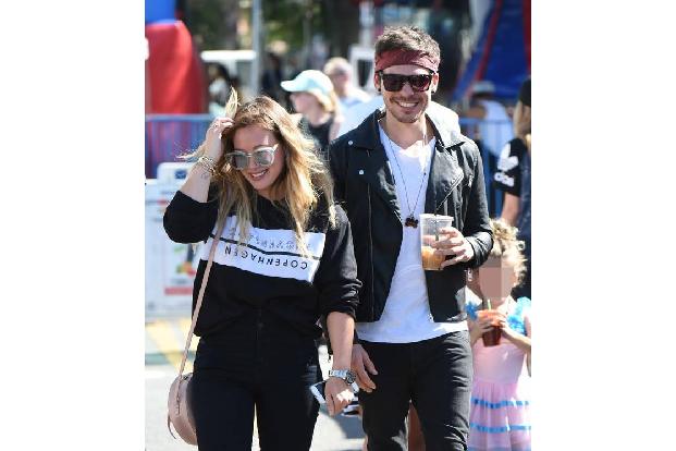 Hilary Duff schwebt auf Wolke sieben: Die Liebe der Sängerin und Schauspielerin zu Musiker Matthew Koma ist neu... Hilary Duff schwebt auf Wolke sieben: Die Liebe der Sängerin und Schauspielerin zu Musiker Matthew Koma ist neu...