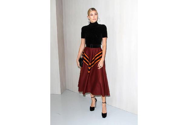 ...Bottega Veneta der Sponsor des Abends war. Passend daher, dass Model Hailey Baldwin in einem Rock des italienischen Modeh...
