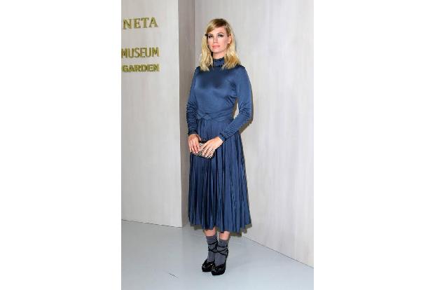...sollte man auch January Jones erwähnen, die sich dem modischen Thema des Abends anpasste: Auf Bottega Veneta fiel ihre Wahl.