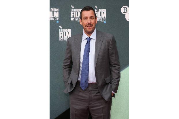 ...Adam Sandler durchsetzen kann? Er ist schließlich der einzige Schauspieler aus 'Yeh Din Ka Kissa', der für einen Gotham A...