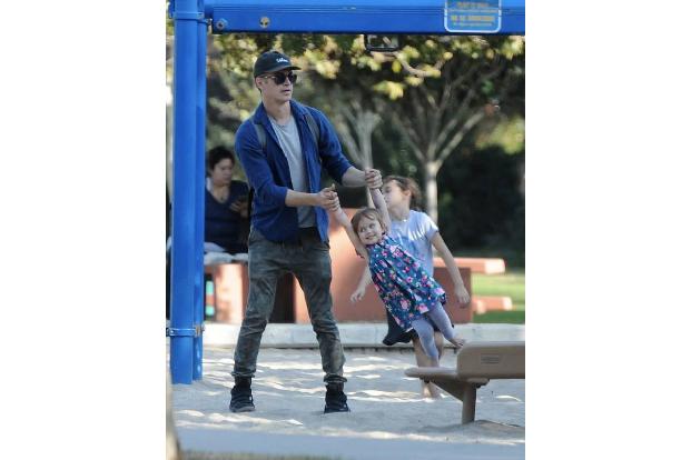 ...konnte davon nicht genug bekommen. Hayden Christensen aber anscheinend auch nicht - der stolze Vater wurde nicht müde. Ei...