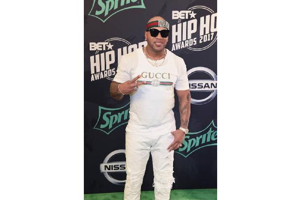 Mit seinem weißen Gucci-Ensemble gehörte Rapper Flo Rida bei den 2017 BET Hip Hop Awards in Miami tatsächlich zu einer Randg... Mit seinem weißen Gucci-Ensemble gehörte Rapper Flo Rida bei den 2017 BET Hip Hop Awards in Miami tatsächlich zu einer Randg...