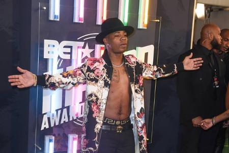 ...demonstrierte auch Rapper Plies. Wenn dann noch die Versace-Unterhose rausguckt, hat man als Star der Branche alles richt...