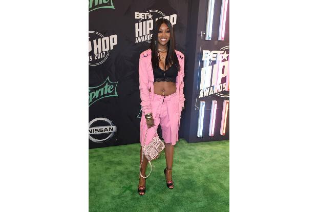 ...galt bei den BET Hip Hop Awards fast durchgängig: Bauchfrei und Spaß dabei. Wer so eine durchtrainierte Körpermitte wie R...