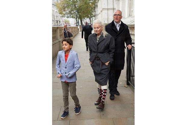 Sie ist und bleibt für immer ein Punk - da kann Vivienne Westwood auch noch so oft von der Queen zur Dame ernannt werden. Am... Sie ist und bleibt für immer ein Punk - da kann Vivienne Westwood auch noch so oft von der Queen zur Dame ernannt werden. Am...