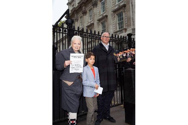 ...ihres Sohnes Joe Corré und des neunjährigen Oliver Sampson auf den Weg in die Downing Street zur berühmten Nummer 10, den...
