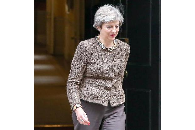 ...sie ihn, wie die Designerin handschriftlich auf der ersten Seite bat, auch lesen würde. Theresa May wollte sich aber nich...