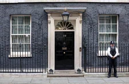 ...Oliver Sampson, Joseph Corré und Vivienne Westwood das Schreiben einem Polizeibeamten vor der Tür der Downing Street Numm...
