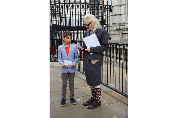 ...der kleine Oliver schrieb deswegen schon im Januar an Premierministerin Theresa May. Mit vereinten Kräften wollten die dr...