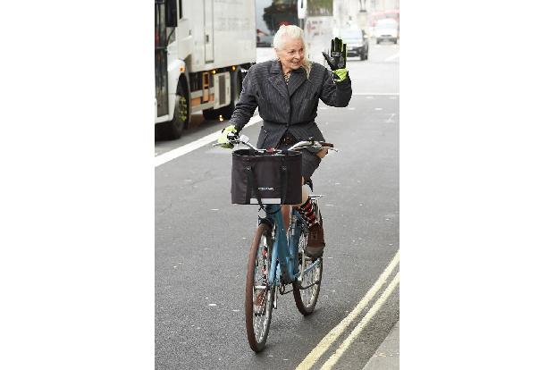 ...Umwelt liegt Vivienne Westwood am Herzen. Da war es irgendwie klar, dass sie die Downing Street nicht in einem Auto, sond...