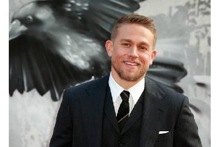 ...Charlie Hunnam auch bereut, eine ganz große Rolle einst wegen angeblicher Terminprobleme abgelehnt zu haben? Denn schließ...