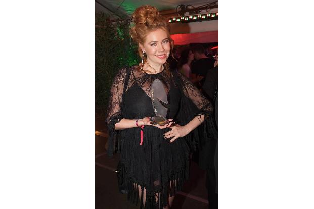 ...eigentlich Palina Rojinski mit Comedy zu tun? Sie spielte Sofie Hartmann in 'Willkommen bei Hartmanns' und der räumte tat...