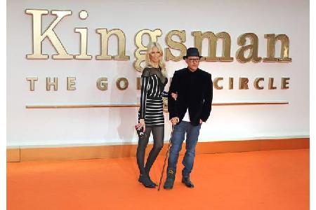 ...zuvor spazierte die Schiffer mit ihrem Ehemann Matthew Vaughn bei der Filmpremiere von 'Kingsman: The Golden Circle' über...