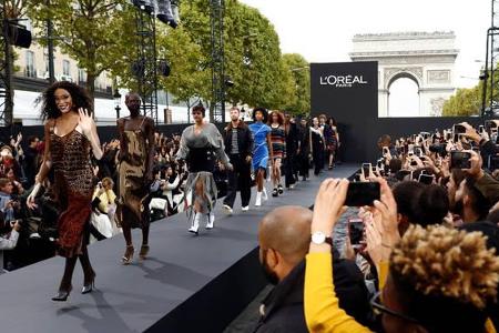 ...hatte zum ersten Mal anlässlich der Paris Fashion Week einen riesigen Laufsteg auf der Champ-Élysées aufgebaut und seine ...
