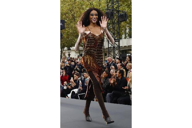 ...der Fashion Show schickte der Konzern die unterschiedlichsten Frauen über den Laufsteg, die aber allesamt auf ihre eigene...