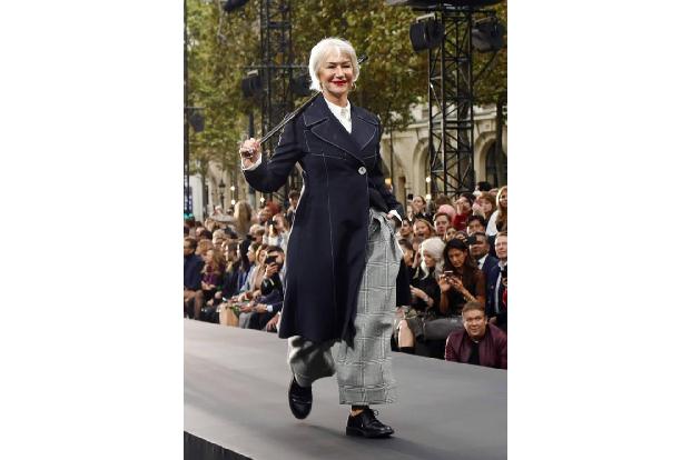 ...in jedem Alter! Denn das Highlight der Show waren neben den ganzen Profimodels zwei Damen: Schauspielerin Helen Mirren, d...