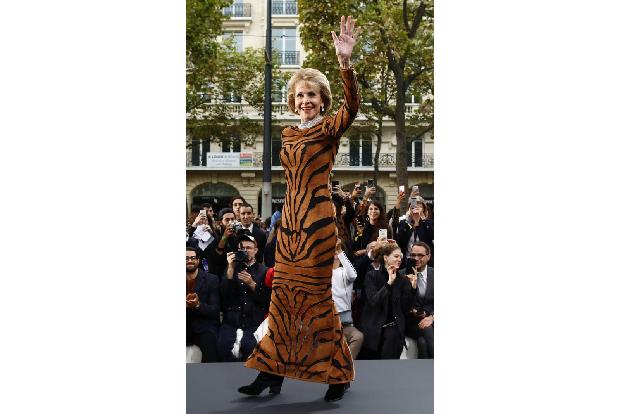 ...ihre Kollegin Jane Fonda, die 79 Jahre alt ist. Als diese beiden Schönheiten über den Runway schwebten, flippte das Paris...
