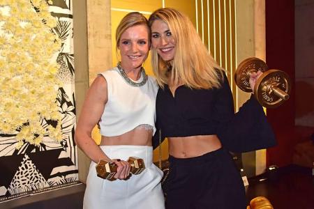 ...kam mit Schauspielerin Kim-Sarah Brandts obendrauf. Gekuschelt und geknuscht wurde bei Fiona Erdmann bei diesem Event als...