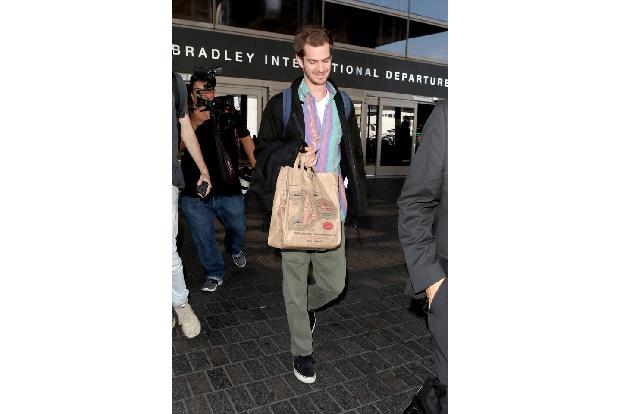 ...noch ein wenig Zeit hat, der stöbert gerne in diversen Duty-Free-Shops. Ob bei Hollywoodschnuckel Andrew Garfield wohl ei...
