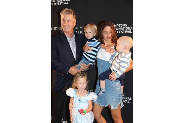 ...International Film Festival in den New Yorker Hamptons erschien der stolze Papa Alec Baldwin ebenfalls mit der gesamten S...