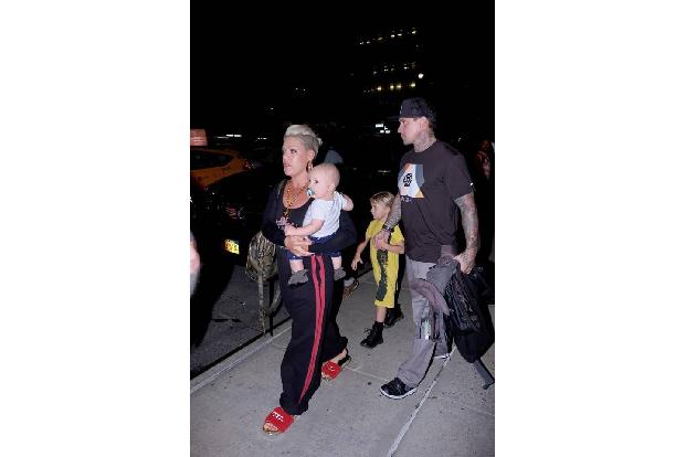 ...in New York unterwegs dieser Tage sind Sängerin Pink und Ehemann Carey Hart. Tochter Willow feierte vor Kurzem schon eine...