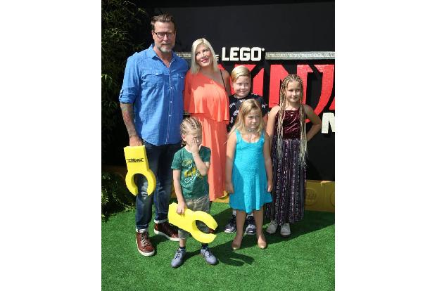 ...ist auch diese Familie hier: Tori Spelling hat mit ihrem Ehemann Dean McDermott fünf Kinder - weil der Kleinste, Beau, ab...