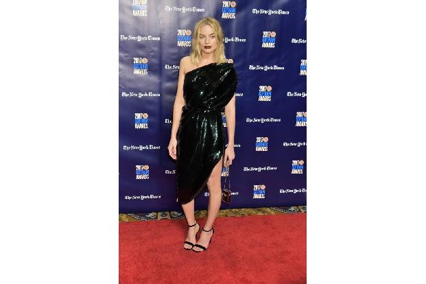 ...ihrer Karriere steht Margot Robbie. Die 27-Jährige kam zwar nur als Gast zu den Gotham Awards, doch mit ihrem Outfit mach...