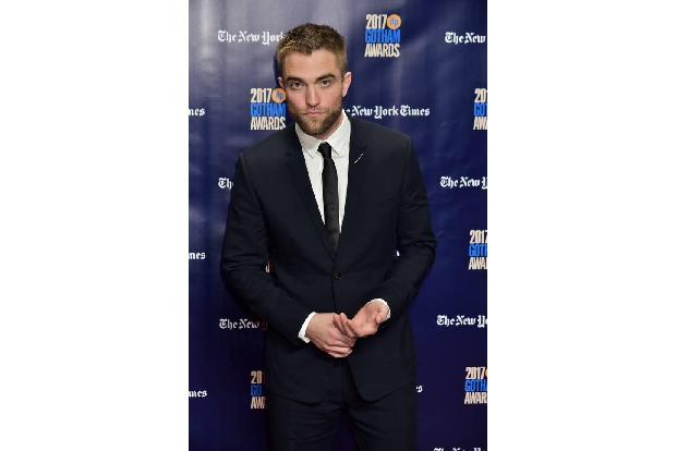 ...kam Robert Pattinson. Für die Fotografen hatte er nicht mal ein kleines Lächeln übrig. Weniger sexy war er deshalb aber n...