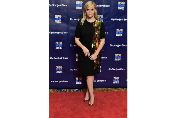...Reese Witherspoon entschied sich für das kleine Schwarze mit dem gewissen Extra in Form von goldenen Applikationen. Ihre...