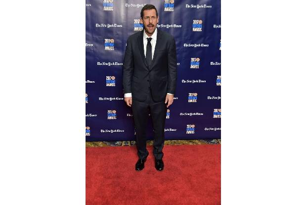 ...fand offensichtlich auch Adam Sandler den Schnäuzer, den er auf der Oberlippe trug. Der Schauspieler war dadurch kaum wie...