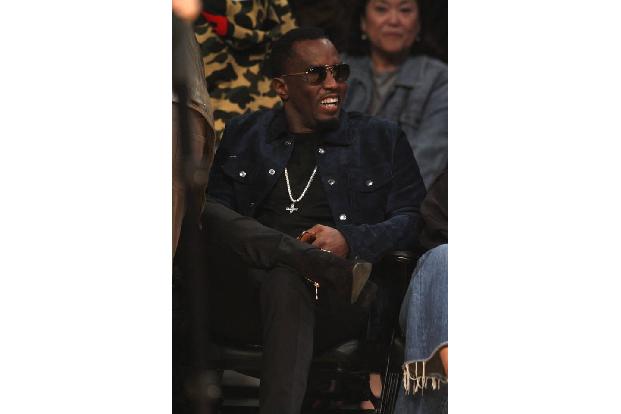 ...hingegen verfolgt Rapper P. Diddy das Basketball-Spiel der Lakers gegen die Golden State Warriors. Zum Glück kann er noch...
