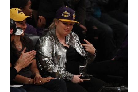 ...scheint allerdings Rebel Wilson zu sein. Neben ihrer stylischen Pailletten-Jacke hat die Schauspielerin auch ein Lakers-C...