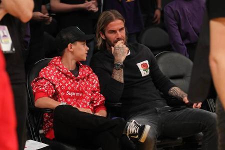 ...haben David Beckham und Söhnchen Romeo draus gemacht. Wie ein Großer diskutiert er mit seinem berühmten Papa, der ihm geb...