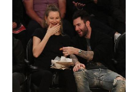 ...geht die Liebe durch den Magen. Zum Glück haben Behati Prinsloo und Adam Levine den gleichen Geschmack. Genüsslich schmau...