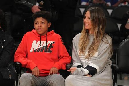 ...Heidi Klum und Sohn Henry leider nicht zu sehen. Stattdessen sitzen das Model und der Sport-Fan gesittet am Platz. Warum ...