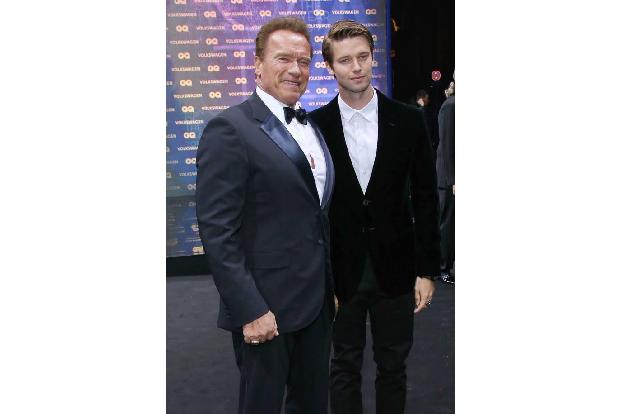 ...wieder einmal seinen 'GQ Men of the Year Award' verliehen, wozu der Ex-Gouverneur von Kalifornien auch seinen Sohn Patric...